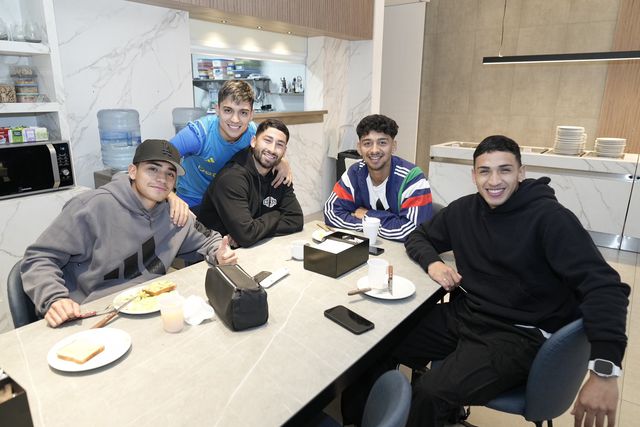 Alan Varela posa junto a alvo do FC Porto