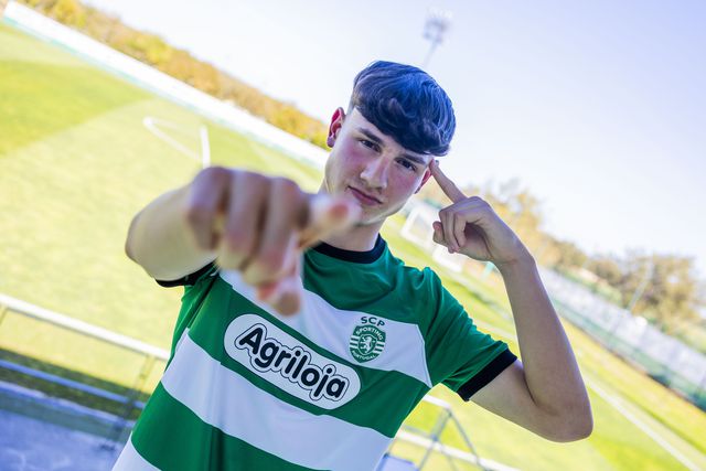 Sporting: avançado assina contrato