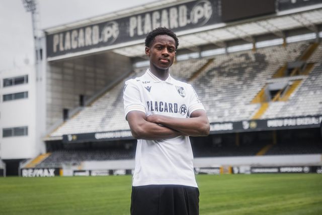 Jovem extremo proveniente do PSG já sentiu o peso da camisola dos conquistadores (Foto: Vitória de Guimarães)