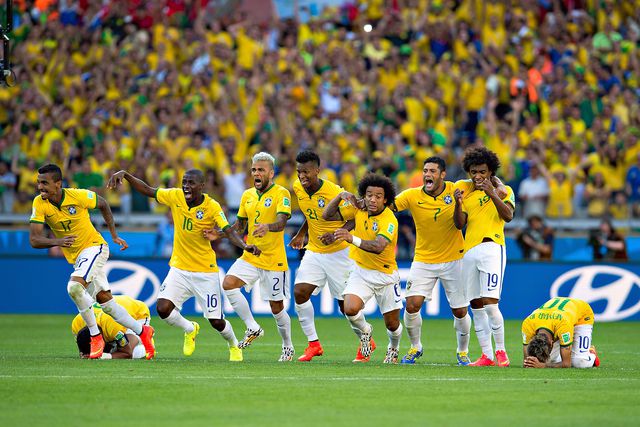 Jô, ao centro, com a camisola número 21, a celebrar a passagem aos quartos de final do Mundial-2014