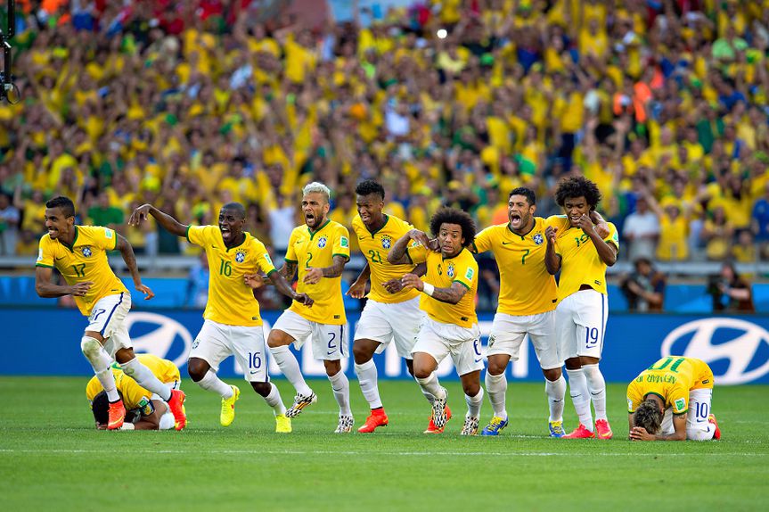 Jô, ao centro, com a camisola número 21, a celebrar a passagem aos quartos de final do Mundial-2014