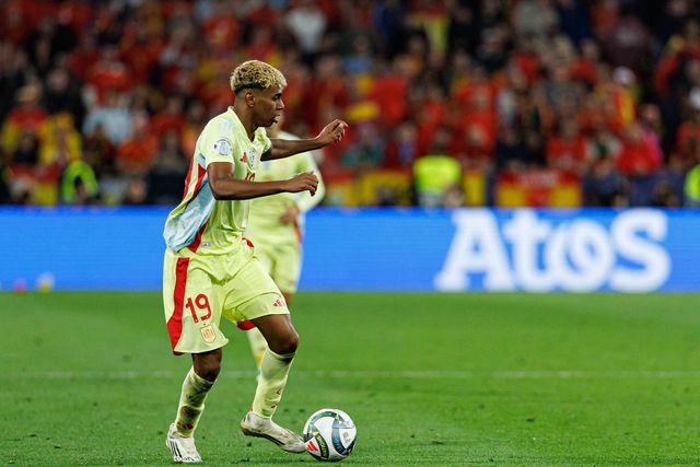 Lamine Yamal em ação no encontro entre Portugal e Espanha