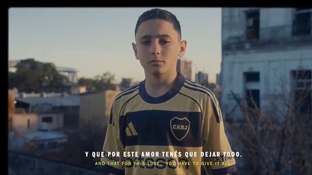 Vendeu mota e PlayStation para ir ao Rio e agora apresenta a camisola do Boca