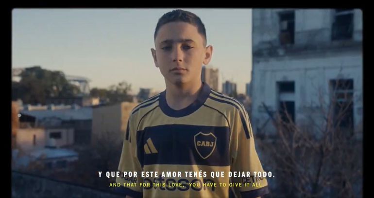 Vendeu mota e PlayStation para ir ao Rio e agora apresenta a camisola do Boca