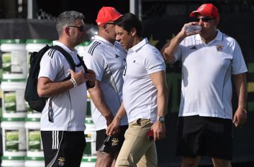 Benfica: Rui Costa está em campo por reforços