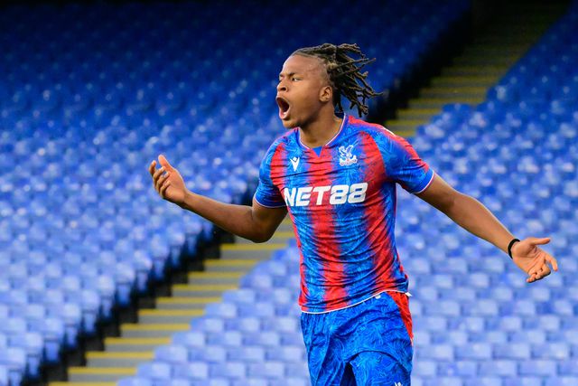Ademola Ola-Adebomi em ação pelos sub-21 do Crystal Palace