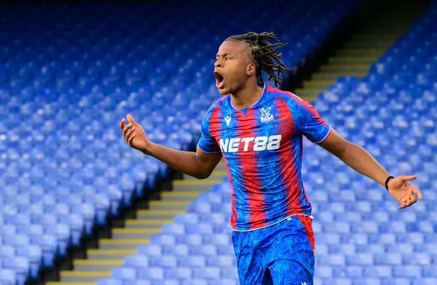 Ademola Ola-Adebomi em ação pelos sub-21 do Crystal Palace