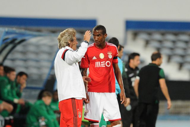 Jorge Jesus à conversa com Talisca. Foto A BOLA