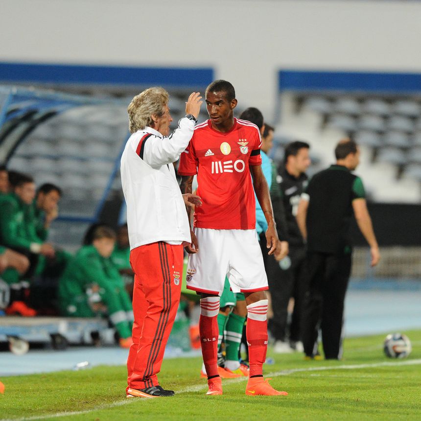 Jorge Jesus à conversa com Talisca. Foto A BOLA