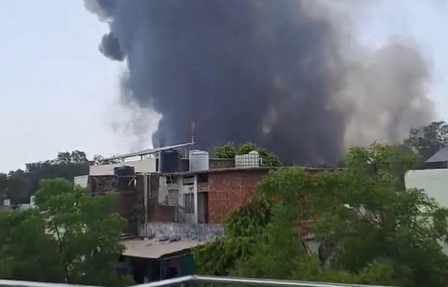 Avião da Air India despenhou-se numa zona residencial à beira do aeroporto da cidade de Ahmedabad, no oeste da Índia