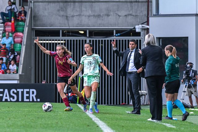 Carolina Correia em ação diante da Bélgica, com Francisco Neto ao lado