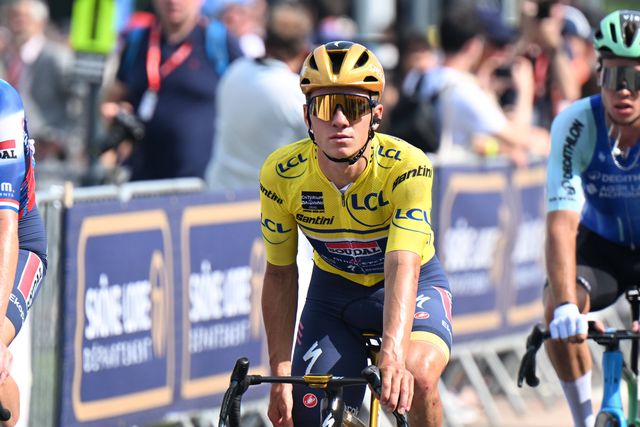 Evenepoel segura amarela na primeira vez de Stewart