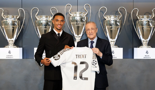 Trent Alexander-Arnold e Florentino Pérez na apresentação. Foto Real Madrid