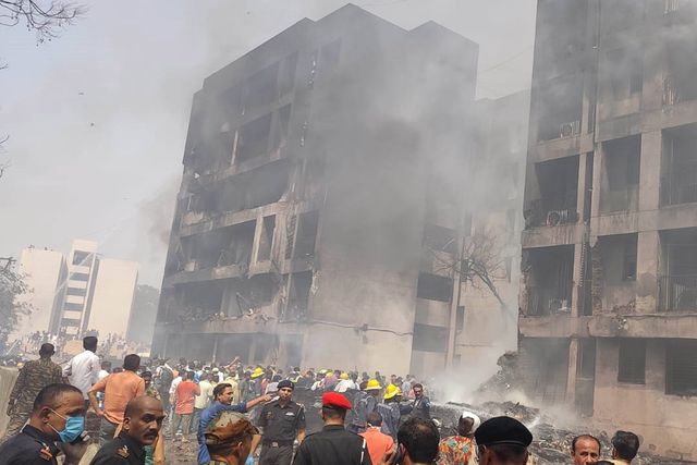 Avião da Air India despenhou-se numa zona residencial à beira do aeroporto da cidade de Ahmedabad