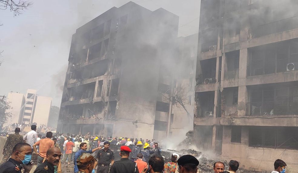 Avião da Air India despenhou-se numa zona residencial à beira do aeroporto da cidade de Ahmedabad