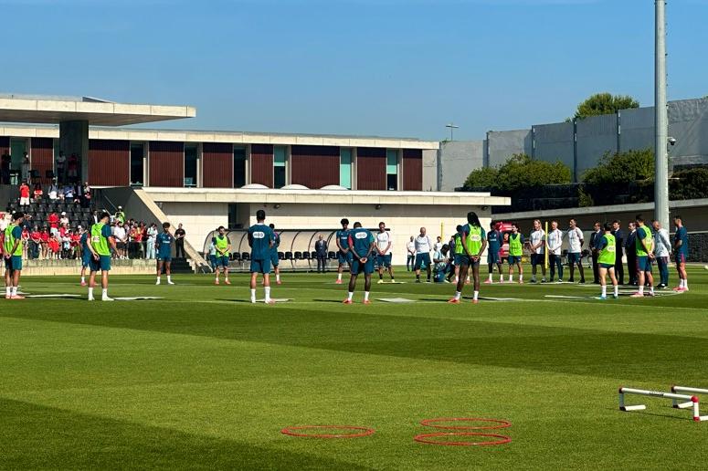 Foi cumprido minuto de silêncio antes do início do treino, em memória do adepto falecido em Leiria - Foto: Mariana Tenório