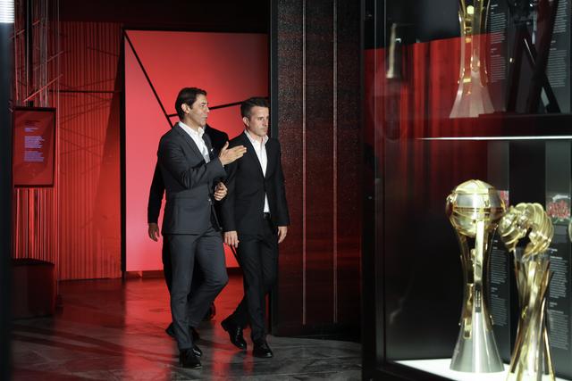 Marco Silva com Rui Costa na apresentação - Foto: Benfica
