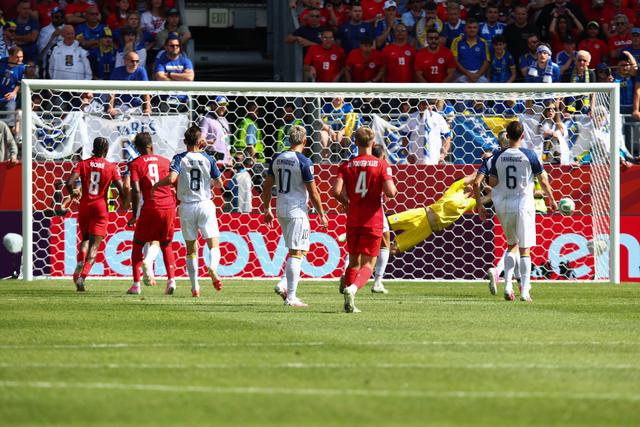 Promise David fez a assistência e Larin marcou o golo do empate do Canadá frente à Bósniae  Herzegovina - FOTO: Imago