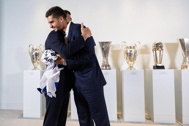 O abraço do presidente do FC Porto, André Villas-Boas, a André Silva após assinatura do contrato. Foto FC Porto