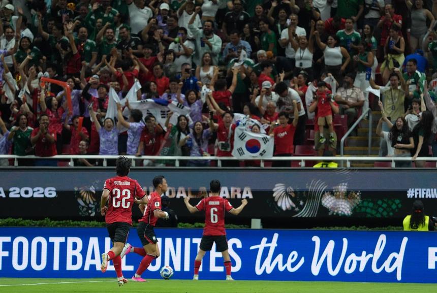 Hwang In-beom festeja com os adeptos sul-coreanos no México