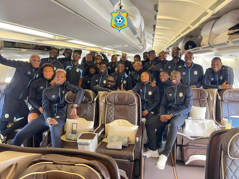 RD Congo de fato de treino no avião... X/Fecofa RDC_Officiel