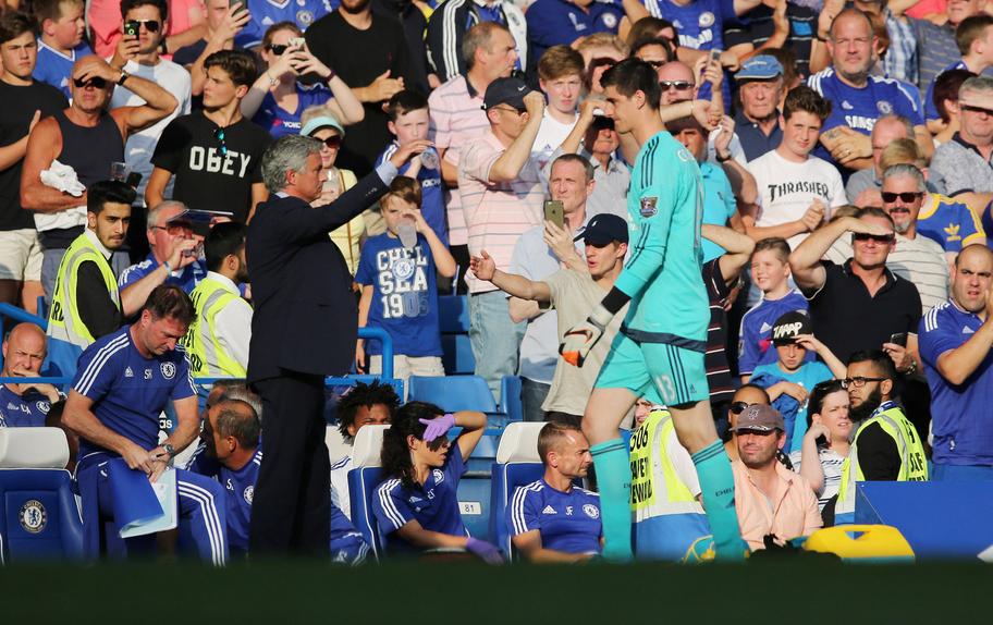 Courtois e Mourinho no Chelsea em 2015