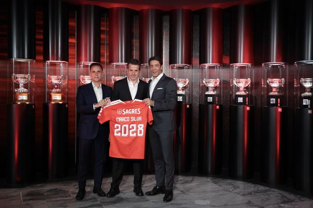 Marco Silva com Mário Branco e Rui Costa - Foto: Benfica