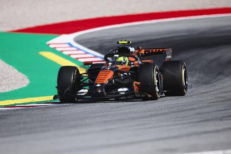Norris bate Russell por margem mínima na segunda sessão de treinos em Barcelona