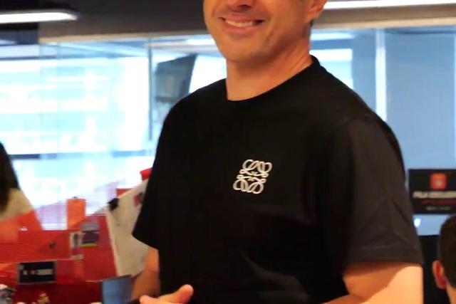 De sorriso de orelha a orelha, Marco Silva já conheceu os cantos à Luz