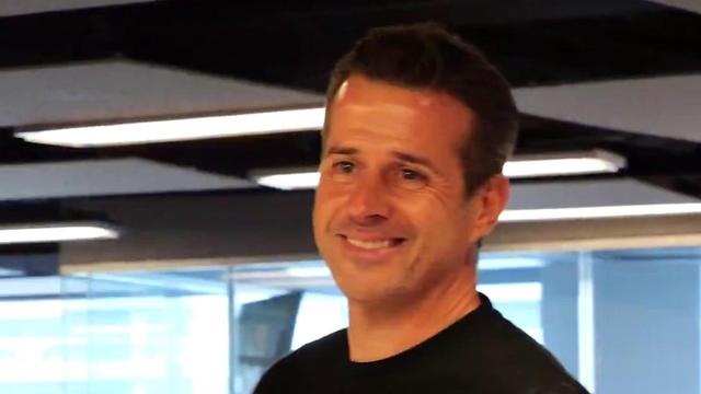 De sorriso de orelha a orelha, Marco Silva já conheceu os cantos à Luz