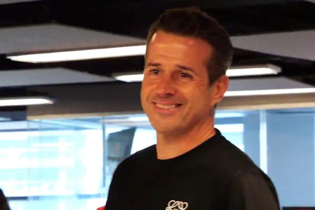 De sorriso de orelha a orelha, Marco Silva já conheceu os cantos à Luz