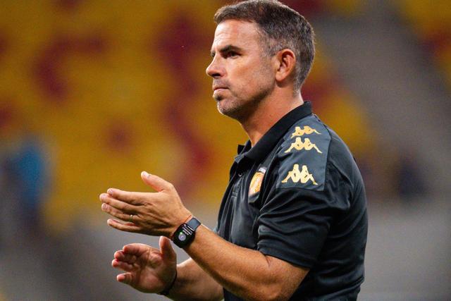 Treinador luso-francês recusa a ideia de estacionar o autocarro, pontapear para a frente e acreditar na sorte, mesmo numa Ligue 1 — Foto: IMAGO