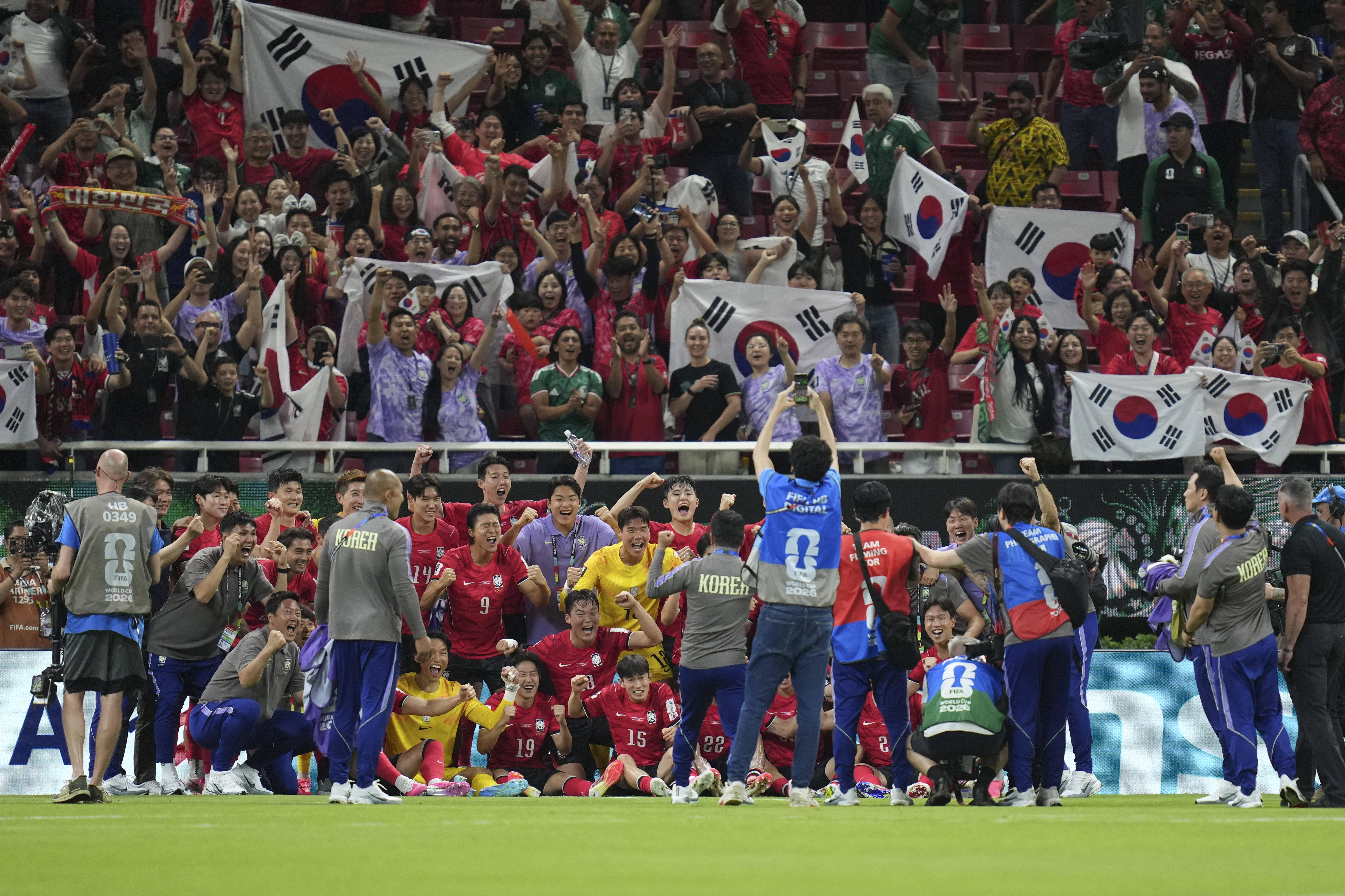 Adeptos da Coreia do Sul a celebrar a vitória à Chéquia no Mundial 2026