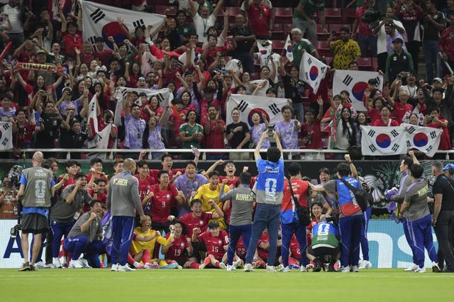 Adeptos da Coreia do Sul a celebrar a vitória à Chéquia no Mundial 2026