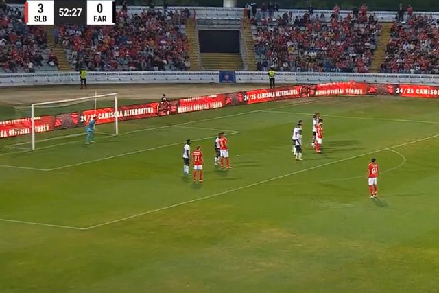 Vídeo: Rollheiser marca de livre o quarto do Benfica