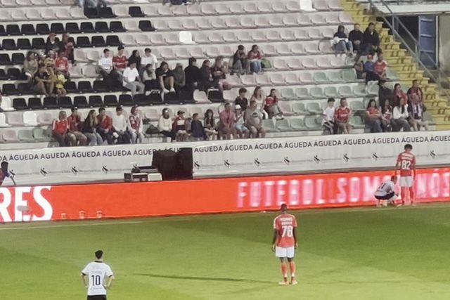 Benfica-Farense foi interrompido pelo sistema de rega automática