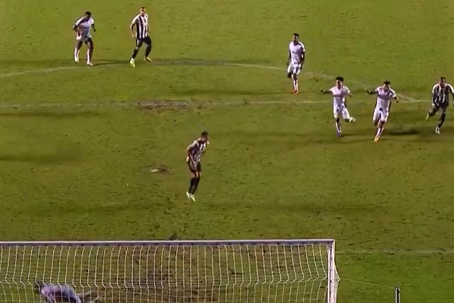 Insólito: ex-Estoril e FC Porto lesiona-se a bater penálti (vídeo)