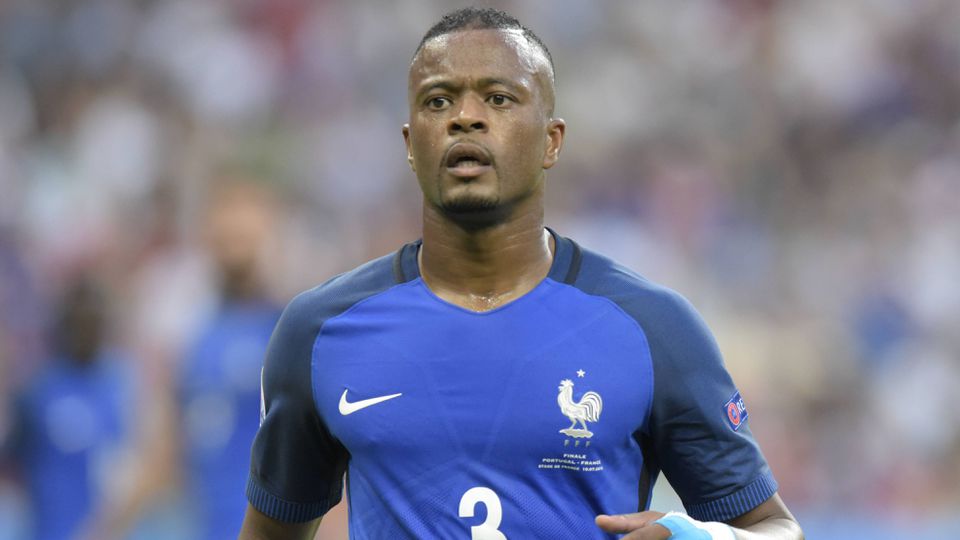 Evra condenado a um ano de prisão por abandono da família