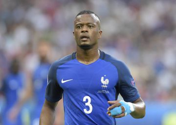 Evra condenado a um ano de prisão por abandono da família