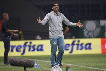 VÍDEO: Abel Ferreira expulso após gesto obsceno