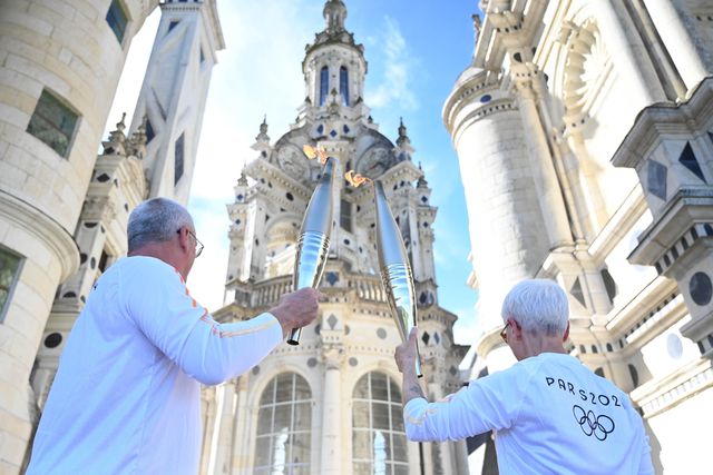 Tocha Olímpica nas mãos de Thierry Henry e Rosa Mota