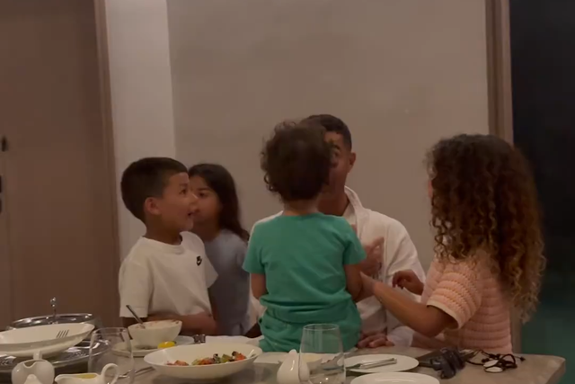 O momento delicioso de Cristiano Ronaldo com os filhos nas férias