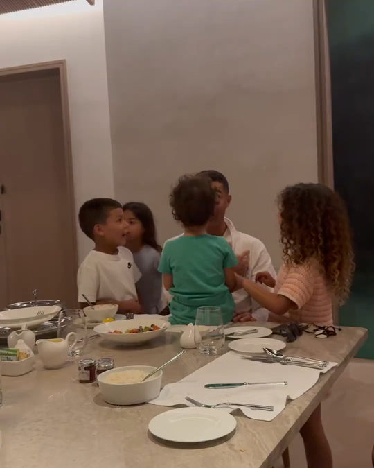 O momento delicioso de Cristiano Ronaldo com os filhos nas férias