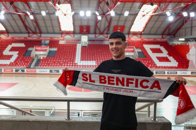 OFICIAL: Carlos Monteiro renova pelo Benfica