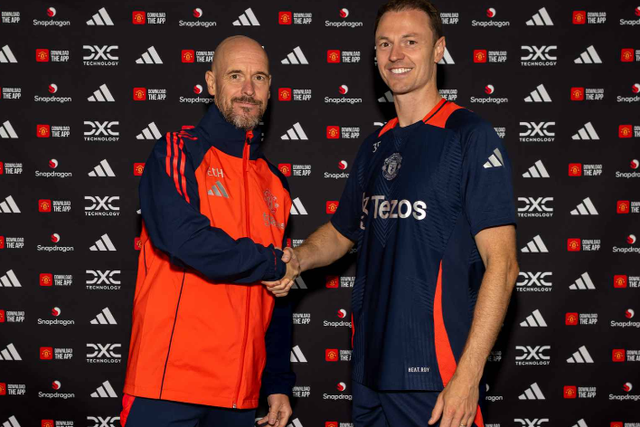 OFICIAL: Evans continua no Manchester United mais uma época