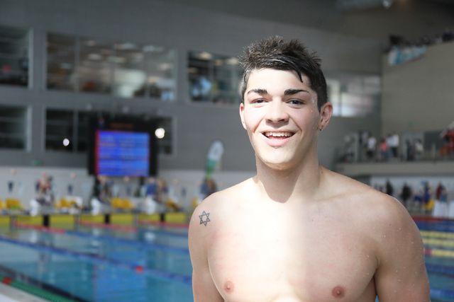 Ribeiro, Nascimento e Costa nadam no Nacional