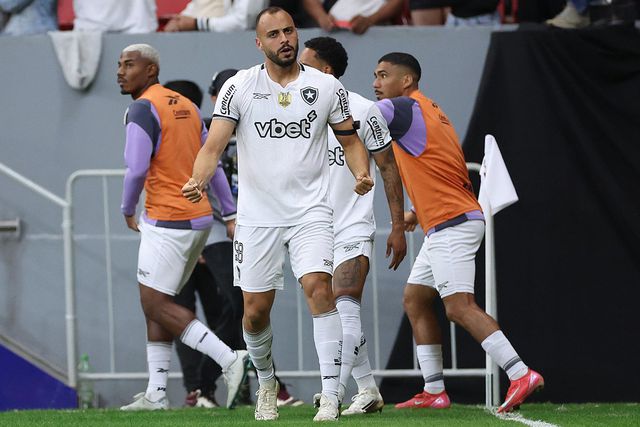 «Joga em sacrifício»: ex-Benfica Arthur Cabral com lesão crónica