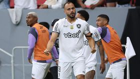 A estreia de Arthur Cabral a marcar pelo Botafogo (vídeo)