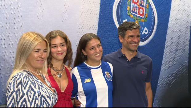 Alice Reto com a família a ser apresentada como reforço do FC Porto feminino