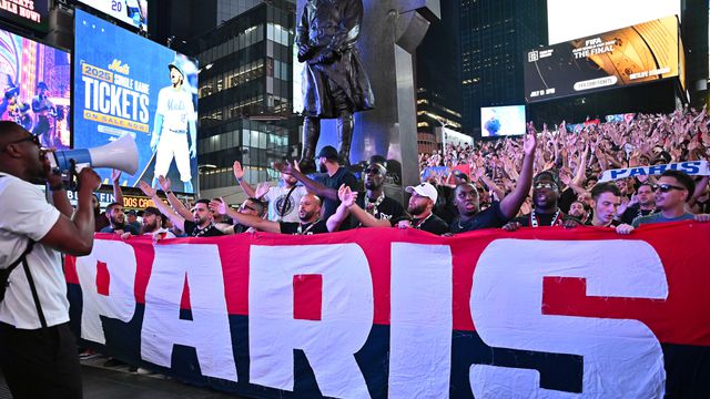 Claque do PSG em Times Square